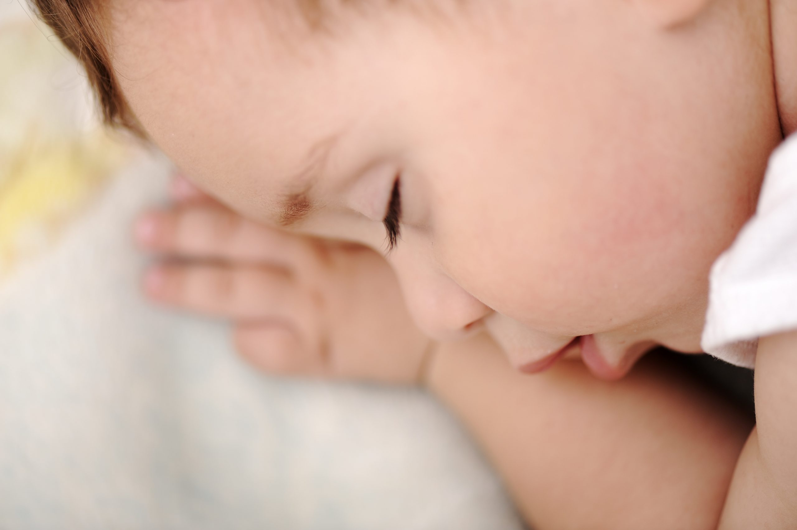 baby grinding teeth when eating